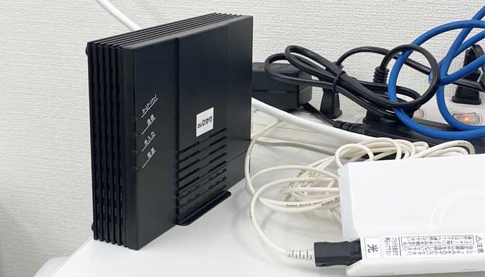 auひかりのホームゲートウェイを光コンセントに接続している状態