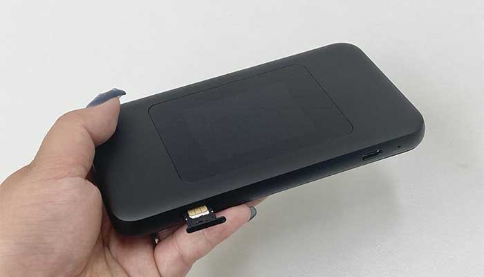 WiMAXルーターにSIMカードを入れている画像