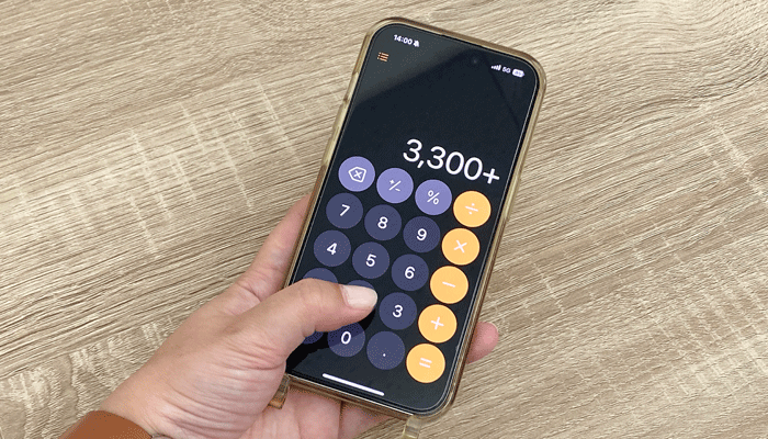 スマホの電卓アプリで計算している様子の写真