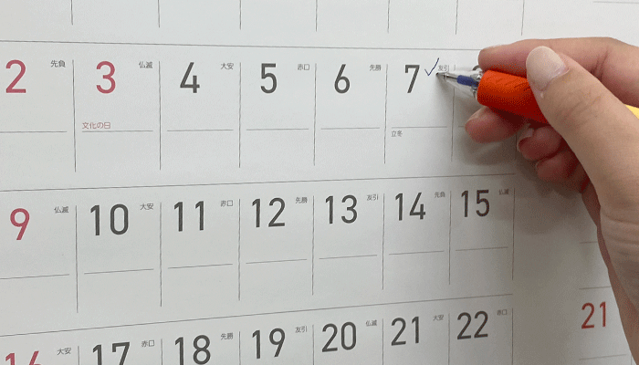 カレンダーにチェックをつけている写真