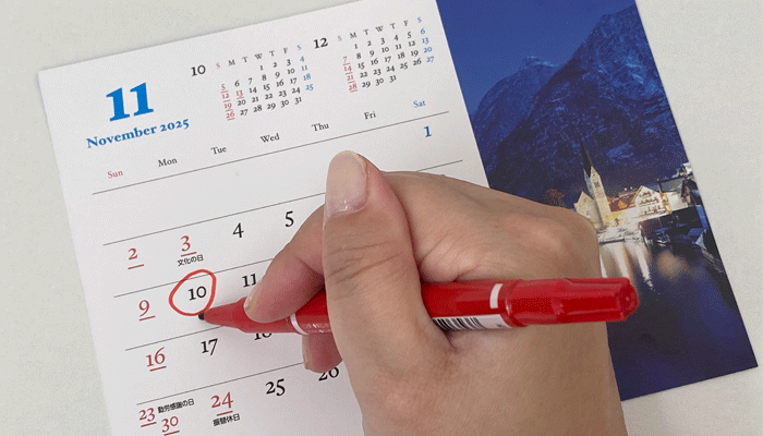 カレンダーに赤丸を付けている写真