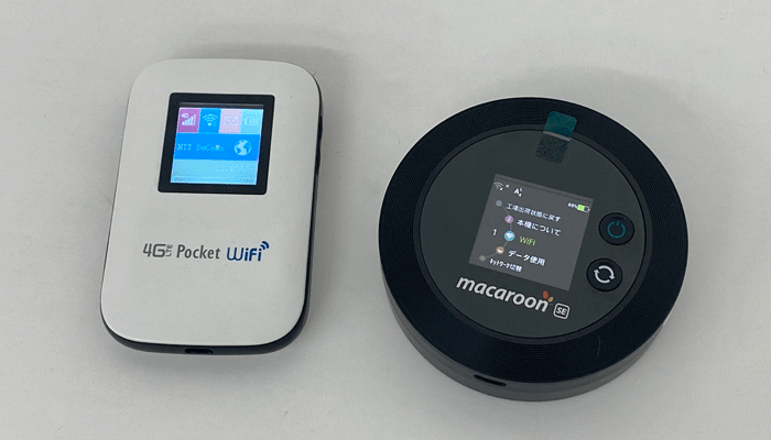 Macaroon SEとJT101などのクラウドSIMで使われている機器を並べた写真