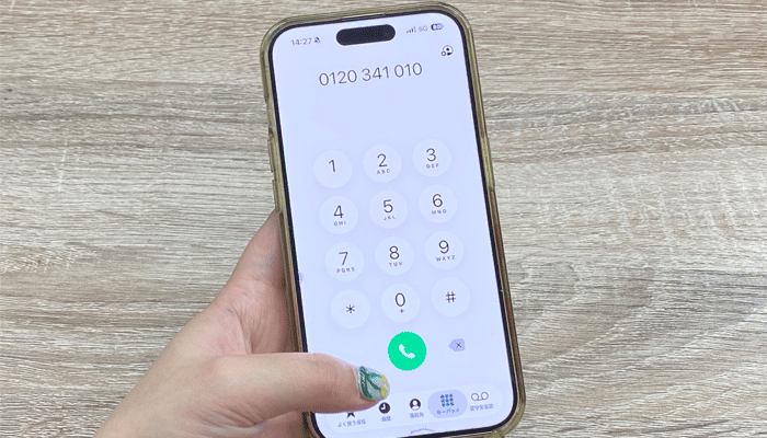 電話をして問い合わせしている人の写真（eo光）