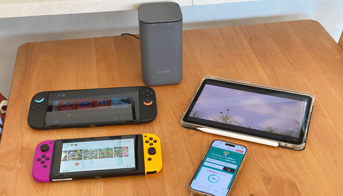 ホームルーターと複数の端末を並べた写真