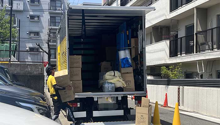 作業中の引越し業者