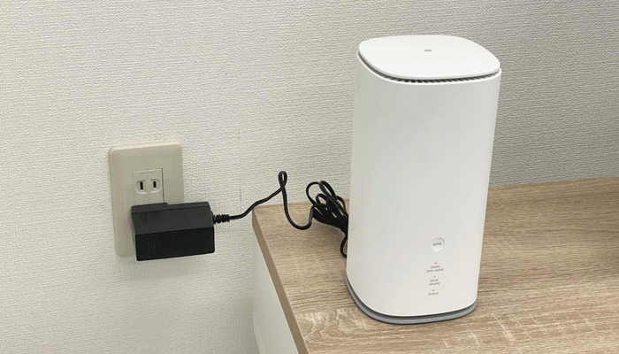 Speed Wi-Fi HOME 5G L13をコンセントに繋いで設置している写真