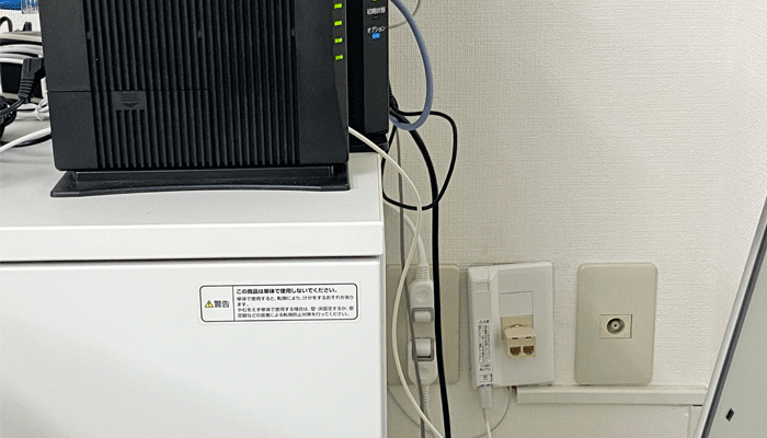 光コンセントとONUやホームゲートウェイなどの機器が一緒に写っている写真