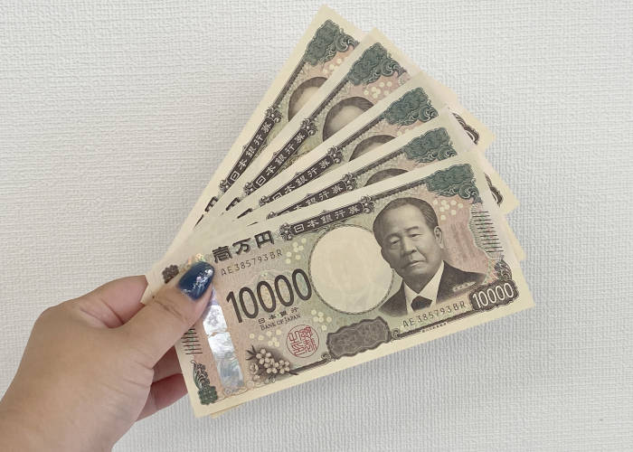 お金を持っている画像