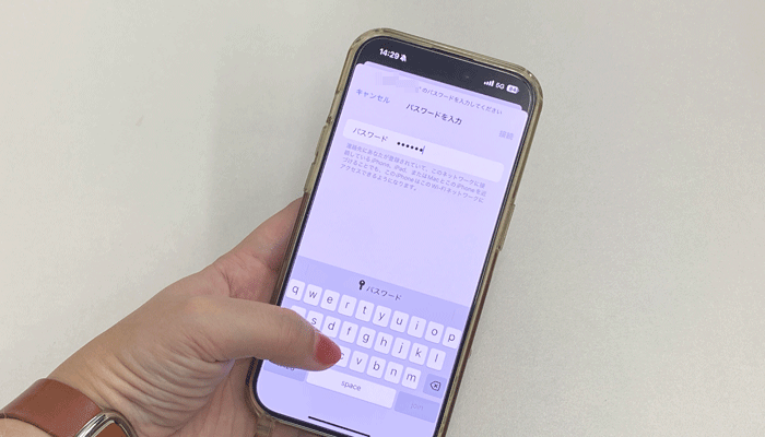 スマホのWiFi設定画面でルーターの登録(パスワード入力)をしているような写真