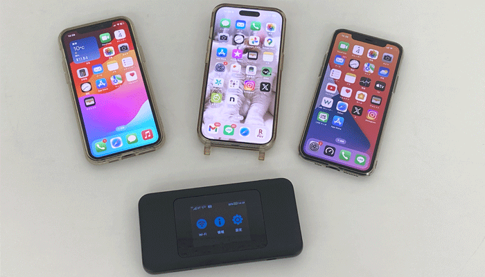 ポケット型WiFiの周りにスマホやタブレットなどを複数おいた写真
