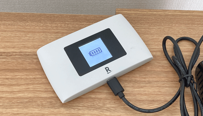 ポケット型WiFiを充電している写真