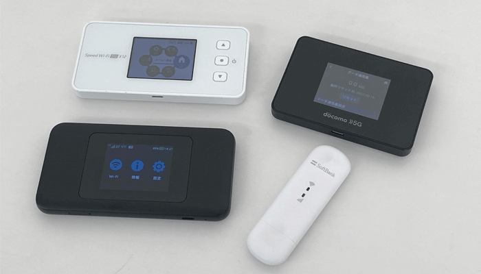 ドコモ、au、ソフトバンクで使われている機器を並べた写真