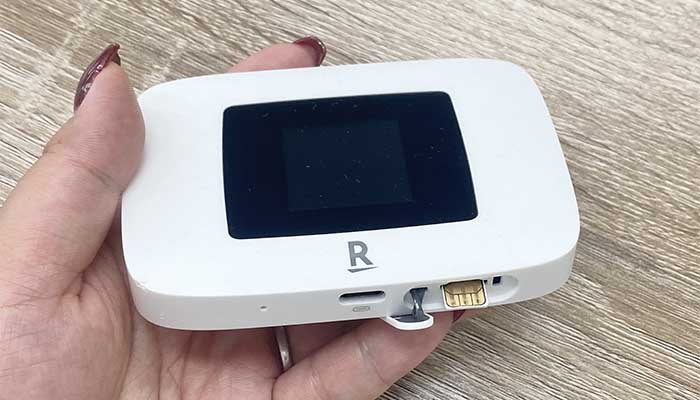 楽天モバイルのポケット型WiFiにSIMカードを挿入している画像