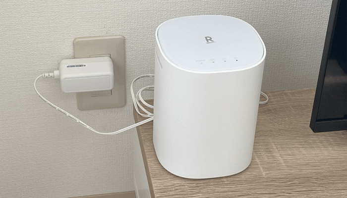 Rakuten Turboをコンセントに繋いで設置している写真