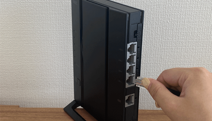 ルーターに無線LANケーブルを接続している様子の写真