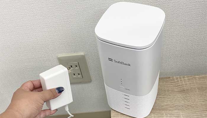 ソフトバンクエアーをコンセントに挿そうとしている画像