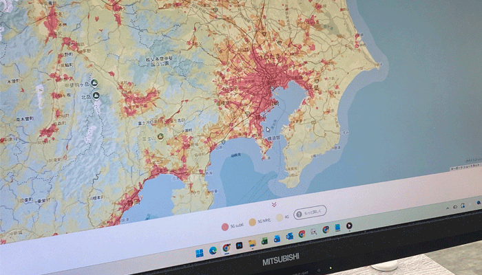 PCでホームルーターのエリアを確認している写真