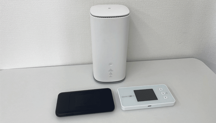 WiMAXで提供しているホームルーター、モバイルルーターを並べた写真